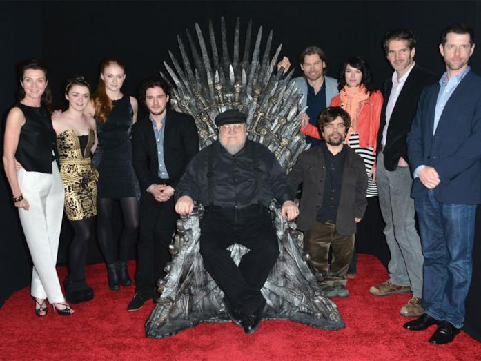 George Martin non ha mai smesso di guardare Game of Thrones George Martin sul Trono di Spade circondato dal cast di Game of Thrones