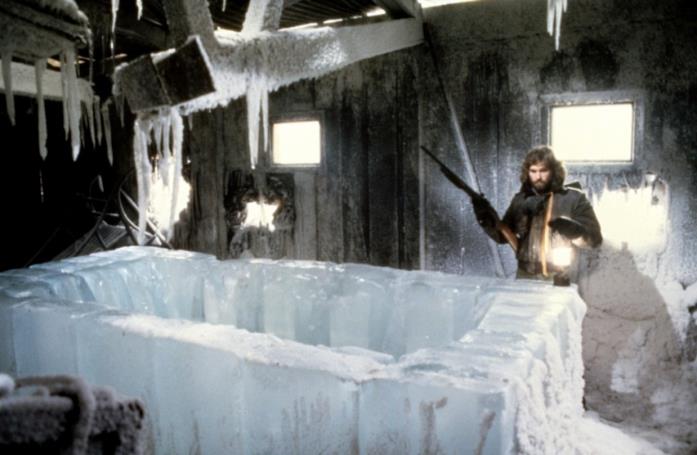 Kurt Russel interpreta McReady McReady scopre la bara di ghiaccio nella stazione norvegese