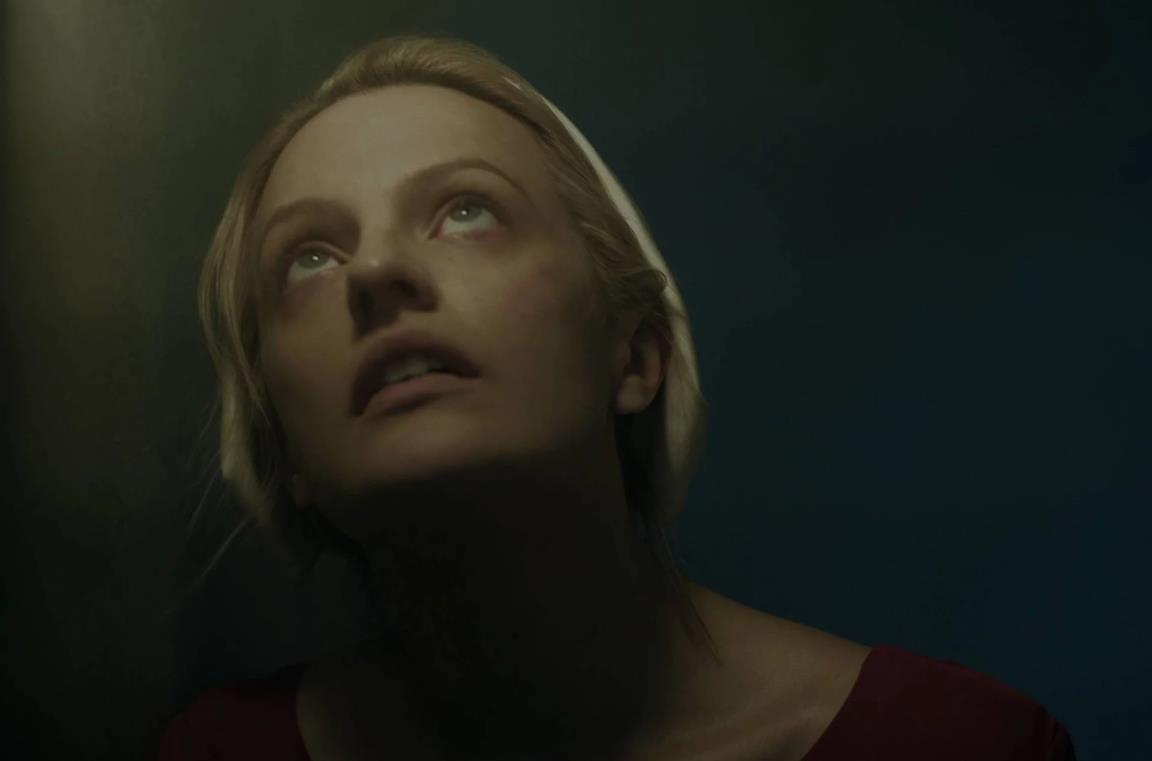 Elisabeth Moss in una scena di The Handmaid's Tale