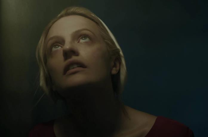 Elisabeth Moss in una scena di The Handmaid's Tale