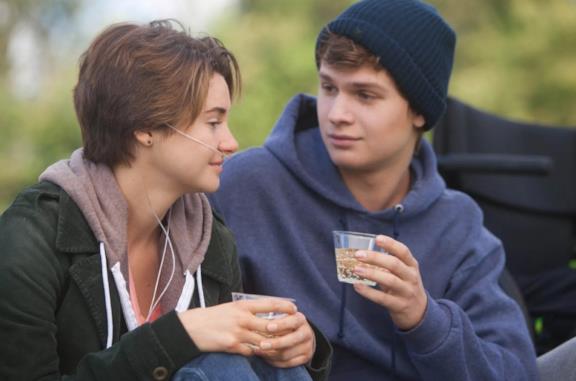 Gus e Hazel insieme che ridono e scherzano