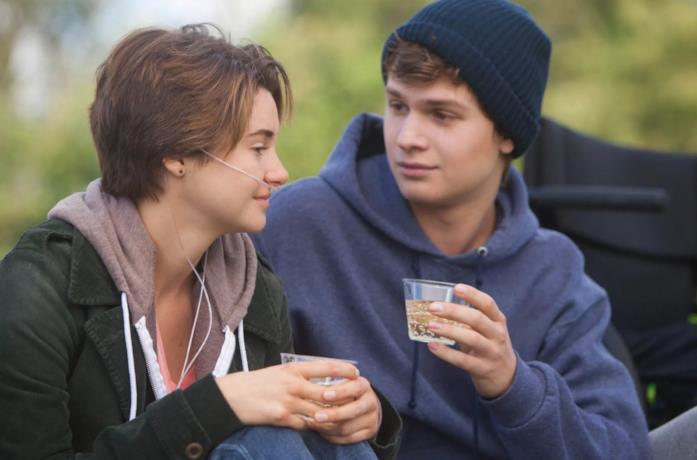 Gus e Hazel insieme che ridono e scherzano