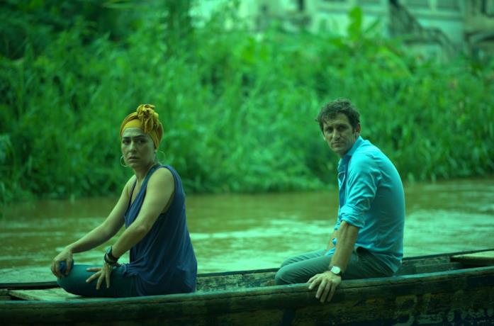 Candela Peña e Raúl Arévalo in una scena del film Black Beach