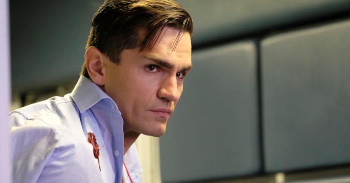 Sam Witwer in una scena di Supergirl Sam Witwer in Supergirl