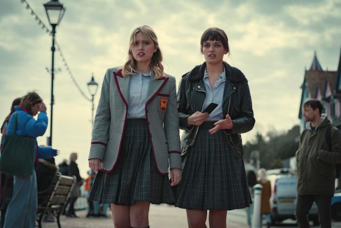 Aimee e Maeve in una scena della terza stagione di Sex Education Aimee Lou Wood ed Emma Mackey in una foto tratta da Sex Education 3