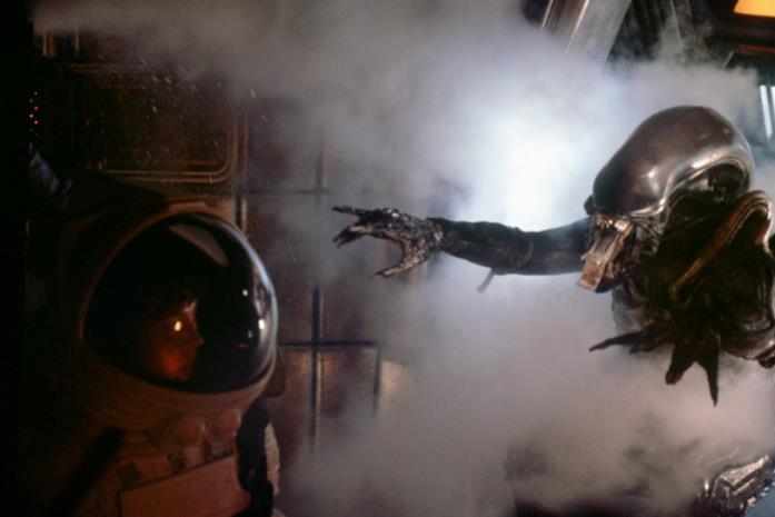 Lo scontro tra Ripley e lo xenomorfo Sigourney Weaver interpreta il tenente Ellen Ripley