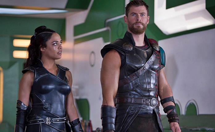 Una scena tratta da Thor: Ragnarok Valchiria guarda Thor, all'interno di un ambiente strano