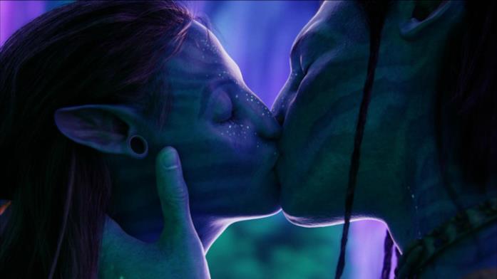 Jake (Sam Worthington) e Neytiri (Zoe Saldana) Jake e Neytiri si baciano sotto l'Albero delle Voci