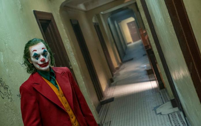 Un'immagine di Joaquin Phoenix in una scena del film Joker