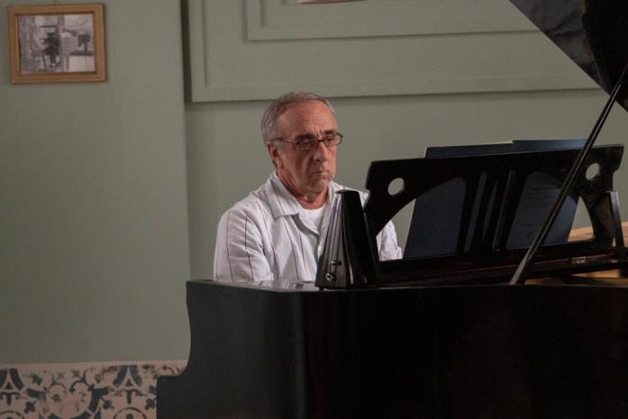 Silvio Orlando al pianoforte ne Il bambino nascosto Silvio Orlando al pianoforte nel film Il bambino nascosto