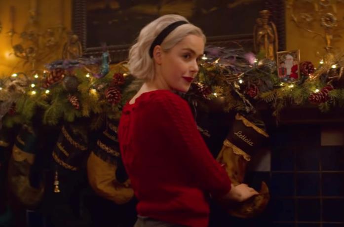 Il Christmas special di Sabrina, Un Racconto di Mezzo Inverno Kiernan Shipka con le decorazioni natalizie