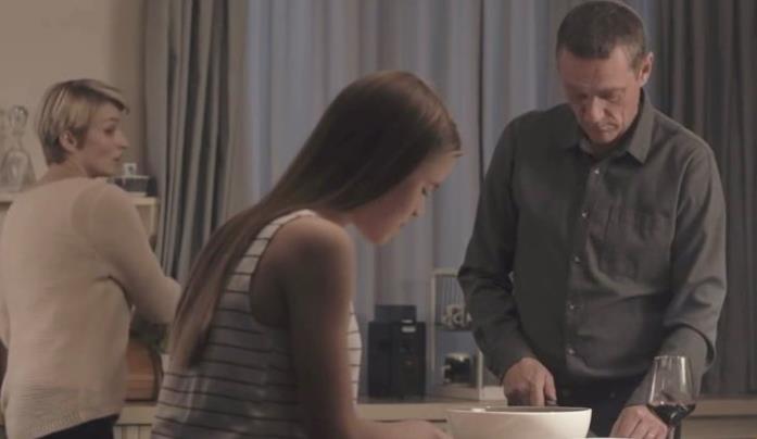 Bordertown è anche un po' family drama Kari a casa con la sua famiglia in una scena di Bordertown