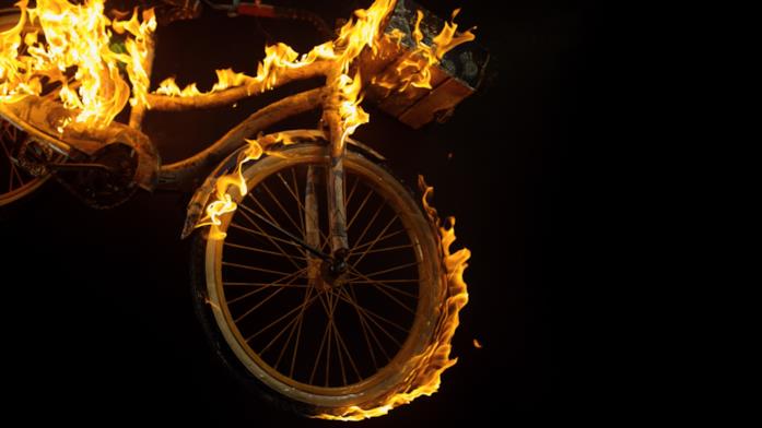 Little Fires Everywhere inizia con l'incendio della casa dei Richardson Una bicicletta che brucia