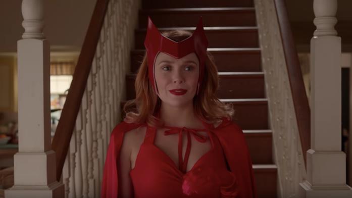 Una scena tratta da WandaVision Wanda scende le scale della propria abitazione, con un costume rosso