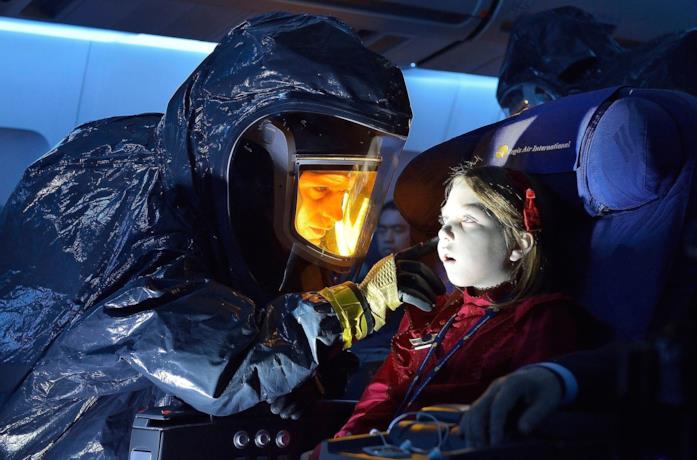 Corey Stoll e Isabelle Nélisse in una scena della serie The Strain