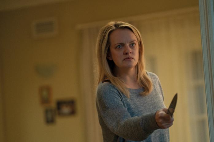 L'uomo invisibile Elisabeth Moss brandisce un coltello
