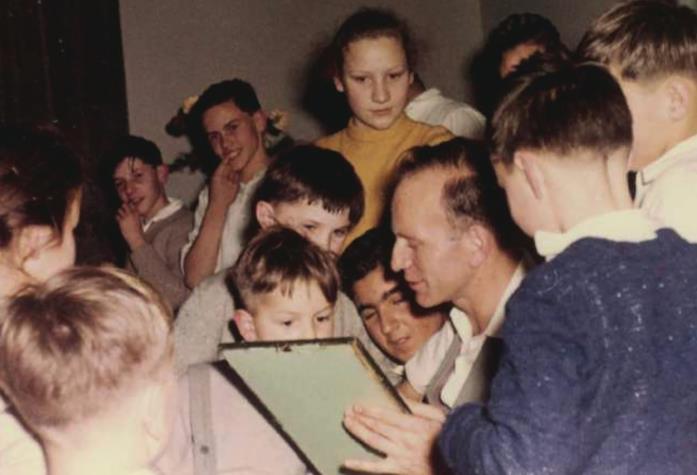 Una comune-lager guidata da un nazista pedofilo: la storia di Colonia Dignidad: una setta tedesca in Cile Paul Schäfer con un gruppo di bambini a Heide