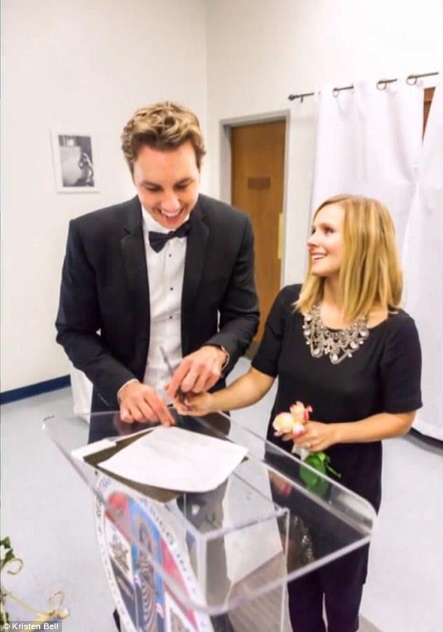 Kristen Bell e Dax Shepard sposi Kristen Bell con Dax Shepard il giorno del matrimonio