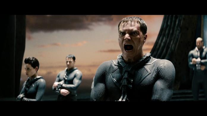 Il Generale Dru-Zod urla la sua vendeta poco prima di essere imprigionato nella Zona Fantasma Mezzobusto di Michael Shannon urlante in tuta nera e altri personaggi sullo sfondo kryptoniano