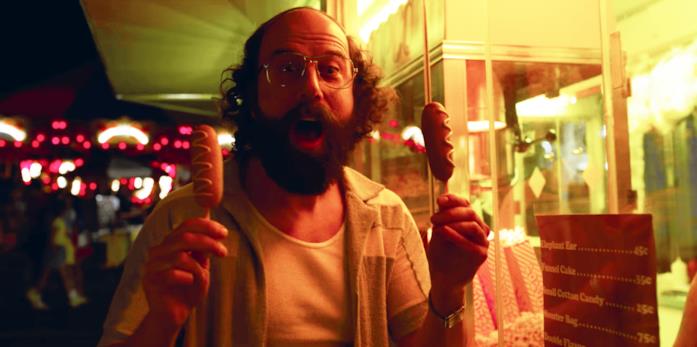 Stranger Things 4, il messaggio di Murray ha a che fare con lo sceriffo? Murray al Luna Park, in una scena della terza stagione