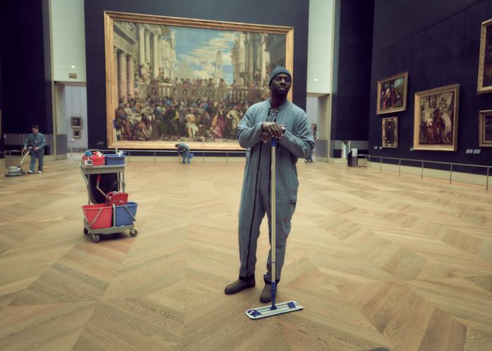 Lupin - Al Louvre Assane lavora come operator delle pulzie al Louvre