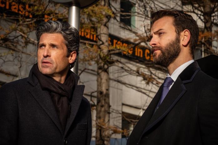 Diavoli: le nuove immagini della serie Sky con Borghi e Dempsey Patrick Dempsey e Alessandro Borghi in una scena di Diavoli