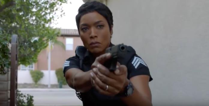 Angela Bassett in 9-1-1 Angela Bassett con la pistola in una scena di 9-1-1