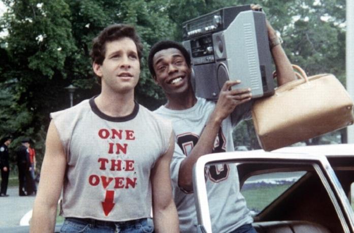 Steve Guttenberg e Michael Winslow in una scena del film Scuola di polizia del 1984