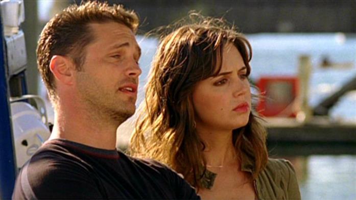 La losca figura di Jack Harper Jason Priestley ed Eliza Dushku in una scena di Tru Calling