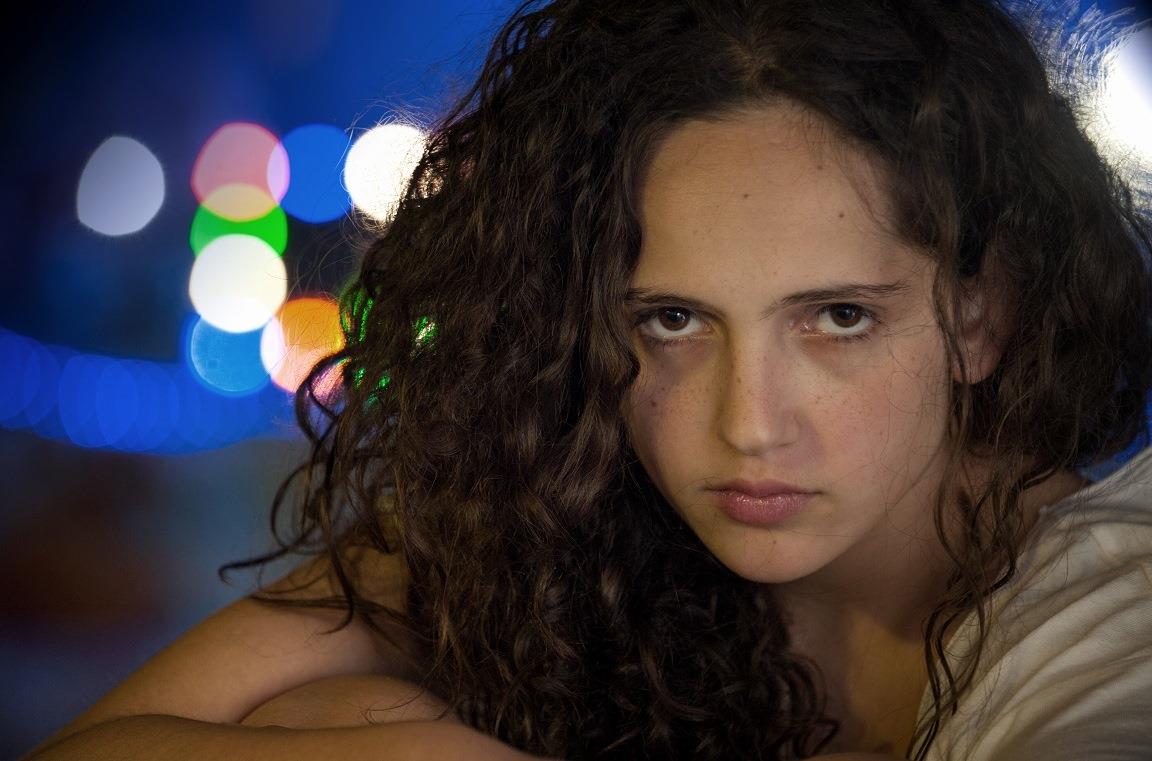 Un primo piano di Sharon Caroccia nel film Il cratere