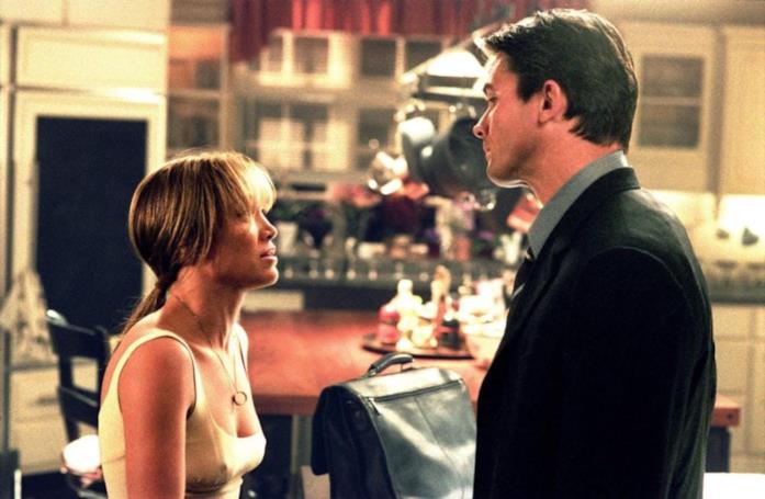 Via dall'incubo, la trama e il finale del film con Jennifer Lopez Jennifer Lopez e Billy Campbell in una scena del film Via dall'incubo