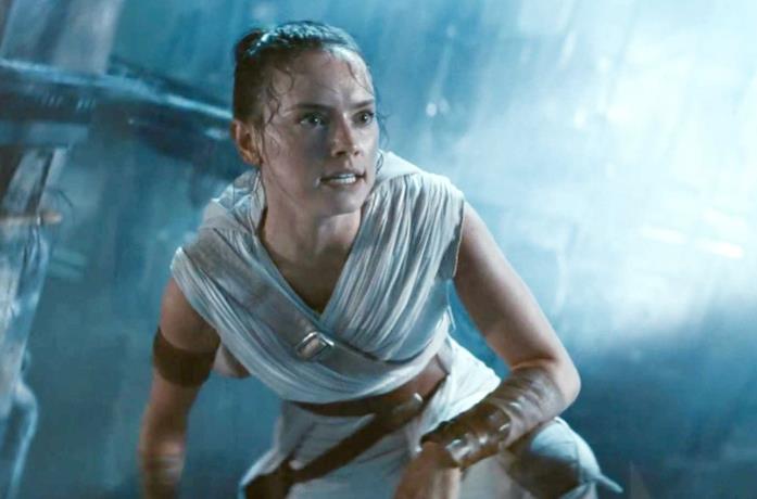 Daisy Ridley in una scena di Star Wars: L'Ascesa di Skywalker