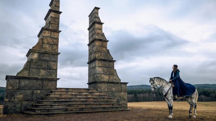 Moiraine a cavallo ne La Ruota del Tempo Rosamund Pike