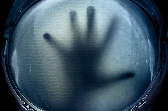 Un'immagine di Life - Non oltrepassare il limite con una mano dentro un casco d'astronauta