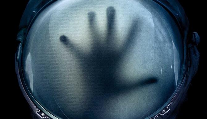 Un'immagine di Life - Non oltrepassare il limite con una mano dentro un casco d'astronauta
