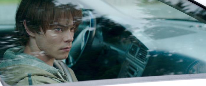 Charlie Heaton Stephen aspetta il padre in macchina
