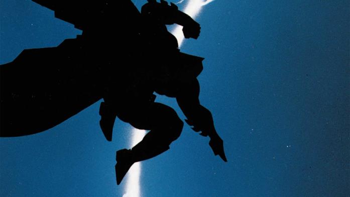 Copertina di The Dark Knight Returns Sagoma di Batman stagliata contro un fulmine nel cielo notturno