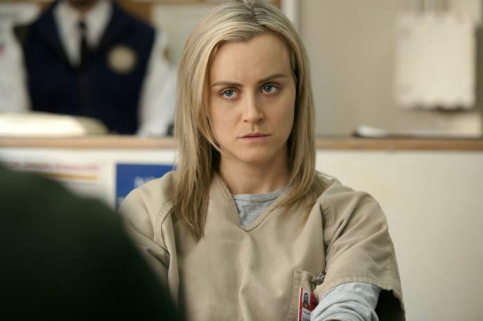 Piper Chapman Piper corrucciata mentre interloquisce a tavolo