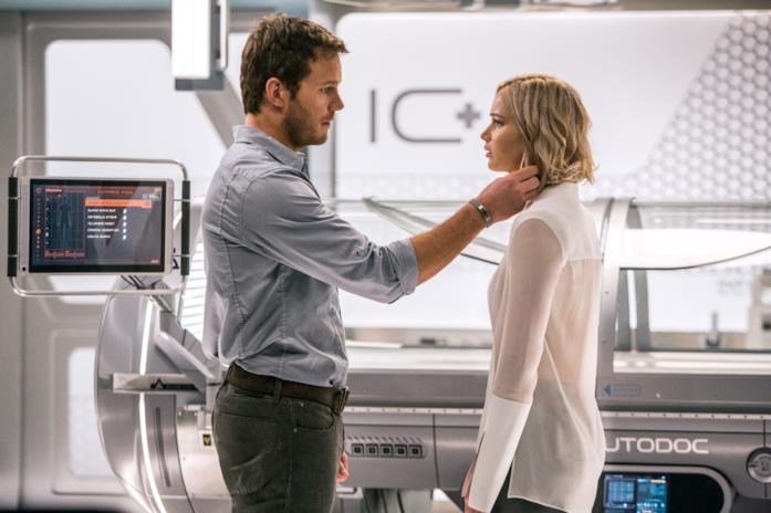 Jim e Aurora in una scena di Passengers Una scena di Passengers con Chris Pratt e Jennifer Lawrence
