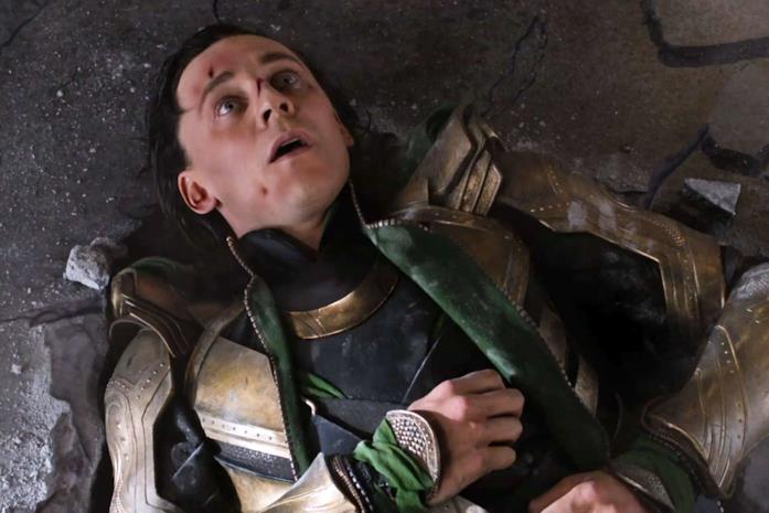 Loki picchiato da Hulk Loki dolorante dopo le botte prese da Hulk in The Avengers