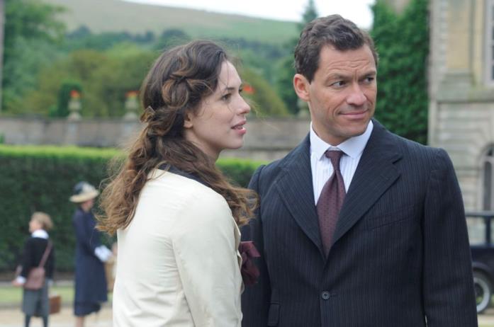 Rebecca Hall e Dominic West in una delle scene finali Florence e Robert nel finale di 1921 - Il mistero di Rookfort