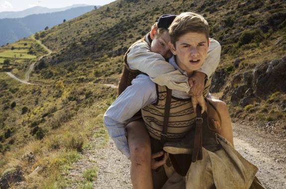 Dorian Le Clech e Batyste Fleurial in una scena del film Un sacchetto di biglie