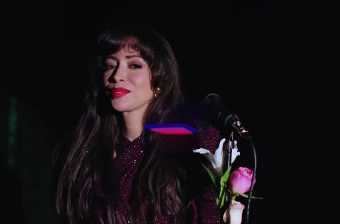 Christian Serratos si mette il rossetto in Selena: The Series