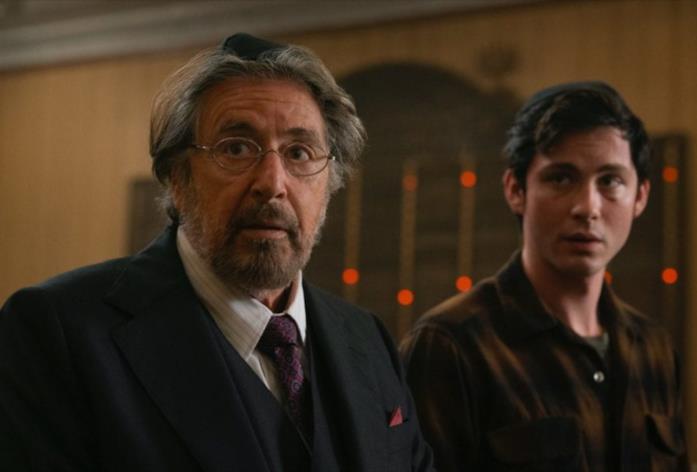 Al Pacino è Meyer Offerman nella serie TV Hunters Meyer Offerman osserva con preoccupazione qualcosa all'interno di una stanza
