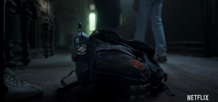 Stranger Things 4: le curiosità su Creel House Lo zaino con la spilla di Ghostbusters