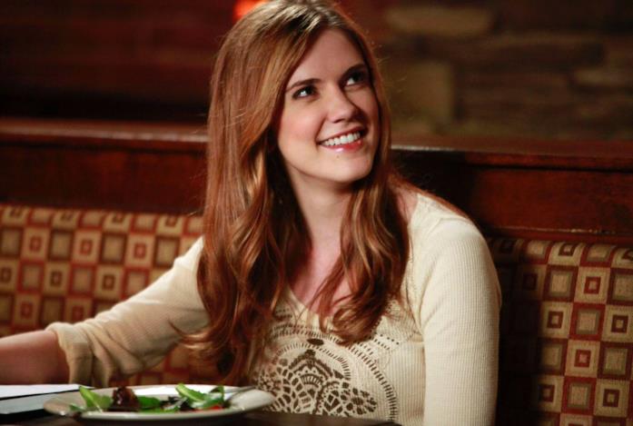 Sara Canning, interprete della zia Jenna in The Vampire Diaries Jenna, interpretata da Sara Canning, in un'immagine di The Vampire Diaries