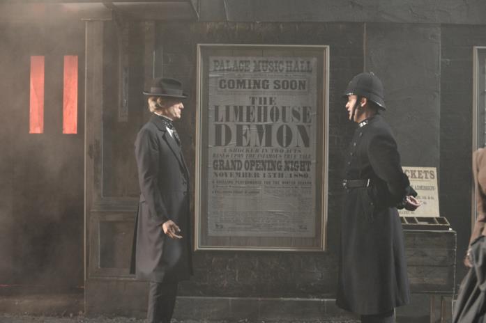 Bill Nighy e Daniel Mays in una scena del film The Limehouse Golem - Mistero sul Tamigi Bill Nighy e Daniel Mays in una scena del film The Limehouse Golem - Mistero sul Tamigi