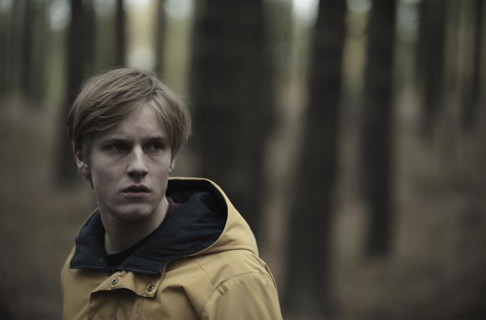 Louis Hofmann in una scena della serie Dark