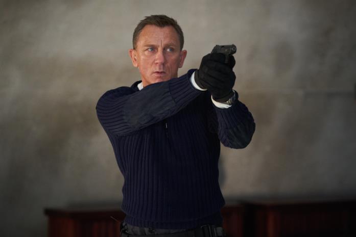James Bond James Bond punta l'arma