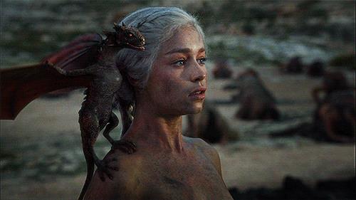 Daenerys e il suo cucciolo di drago Un'immagine animata di Daenerys